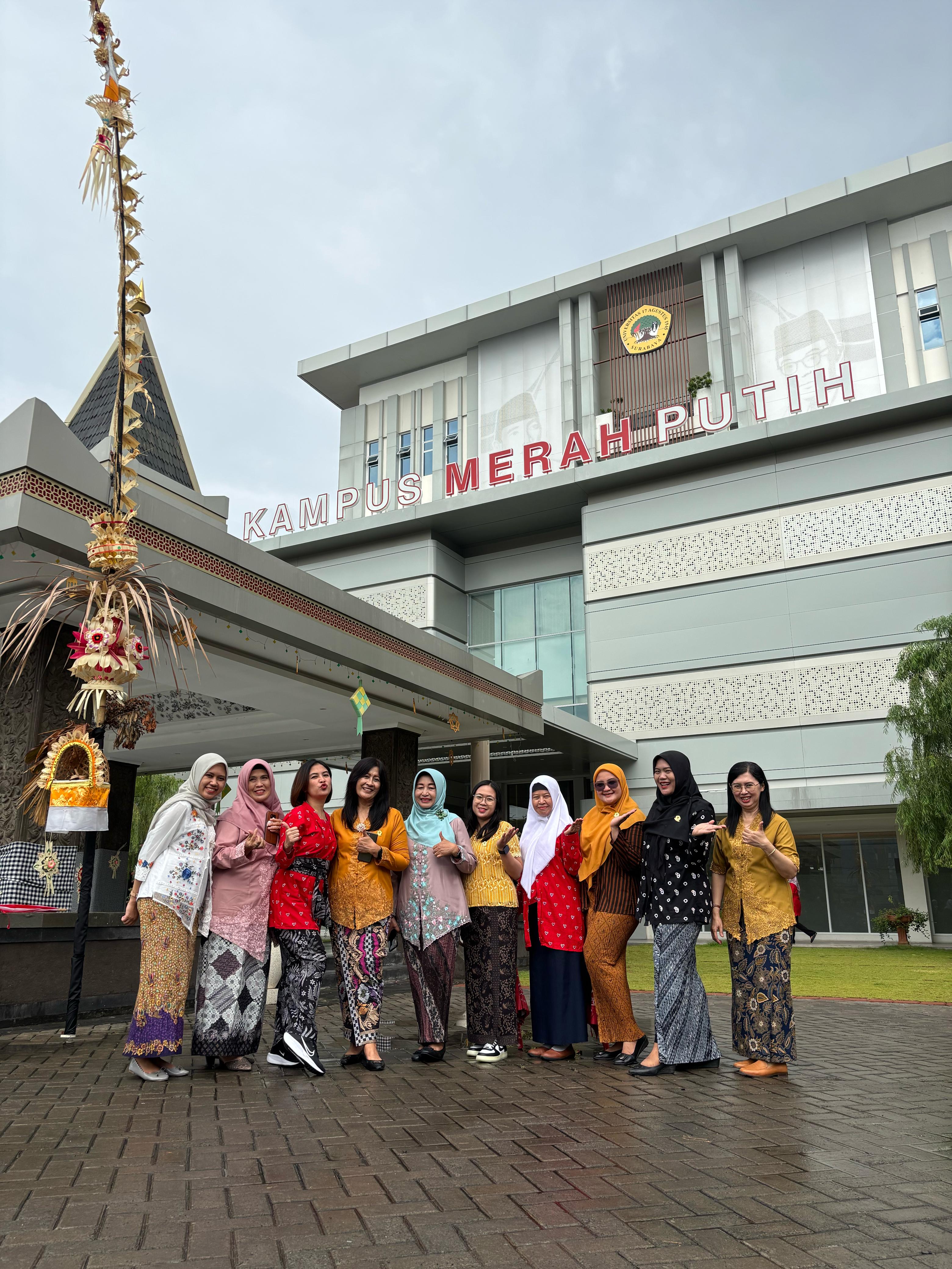 Peringati Hari Pendidikan nasional, Seluruh Sivitas Akademika Untag memakai Baju Adat